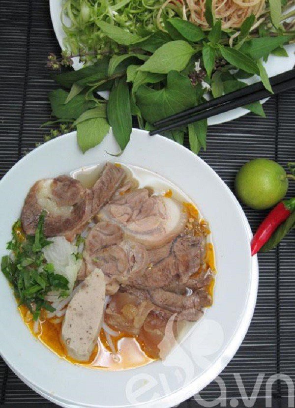 Tô bún bò Huế thơm lừng, trình bày đẹp mắt cùng rau sống
