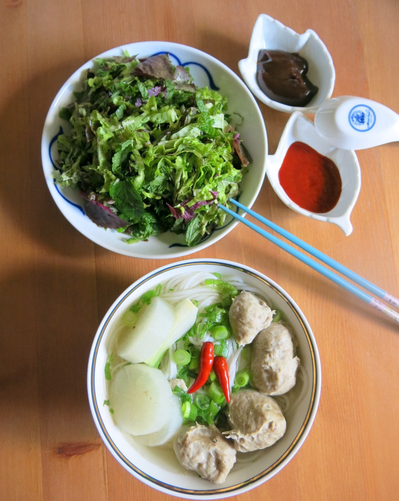 Tô bún bò viên thơm ngon, chuẩn vị với bò viên trắng ngần và rau tươi