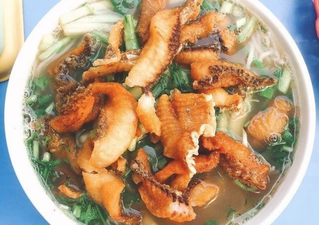 Tô bún cá Hà Nội hoàn chỉnh với cá chiên, đậu hũ, rau sống và nước lèo đậm đà