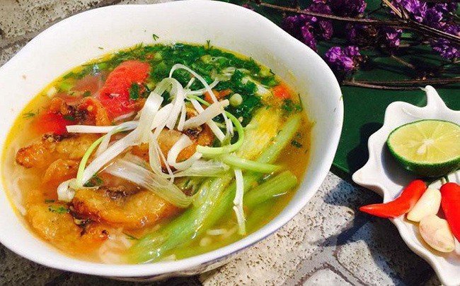 Tô bún cá Hải Phòng với cá chiên giòn, rau cần và nước dùng trong