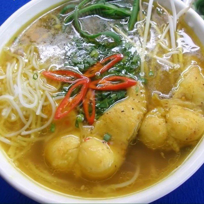 Tô bún cá lóc miền Tây với nước dùng đậm đà và rau thơm