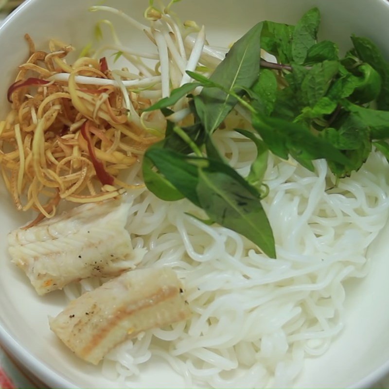 Tô bún cá lóc tôm tươi đầy đủ với cá, tôm xào trứng và rau thơm