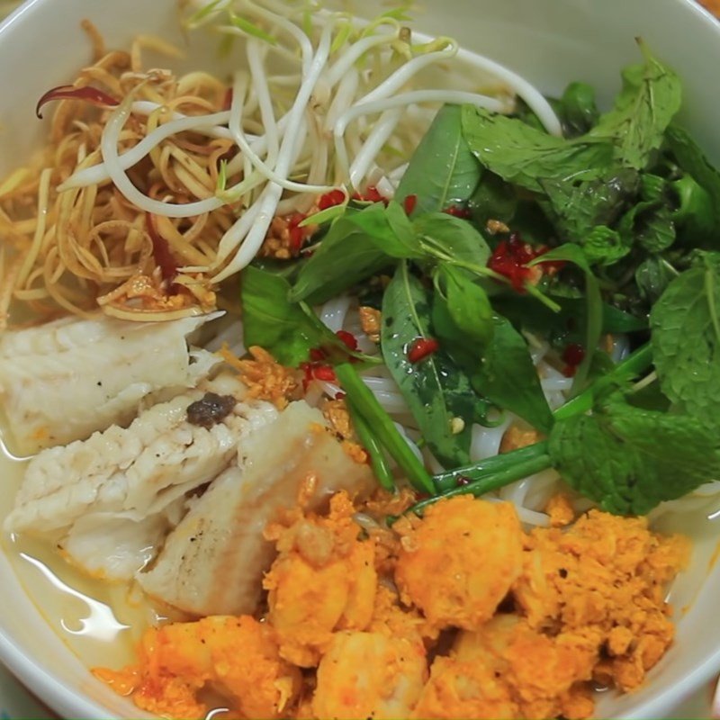 Tô bún cá lóc tôm tươi hoàn thành với nhiều topping