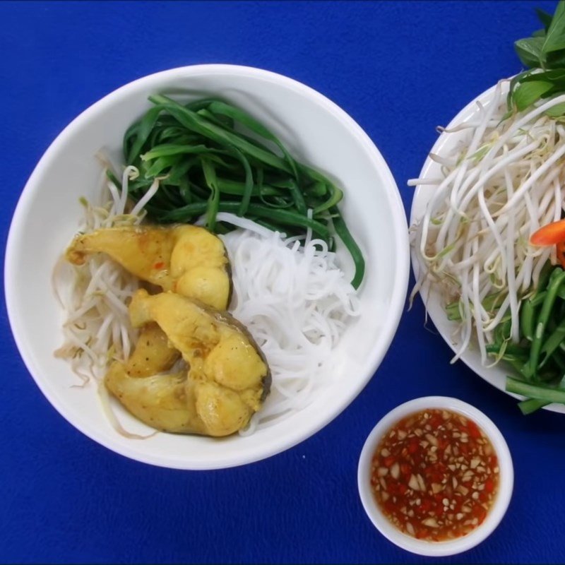 Tô bún cá lóc truyền thống hoàn chỉnh với nước dùng nóng hổi, cá chiên và rau ghém