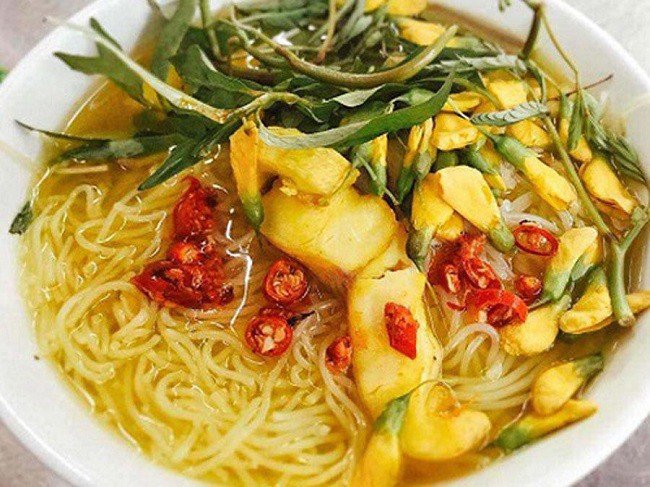 Tô bún cá miền Tây hoàn chỉnh với bún, rau sống và nước dùng đậm đà