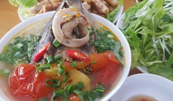 Tô bún cá ngừ Nha Trang đã hoàn thành, sẵn sàng thưởng thức với nước dùng đậm đà.