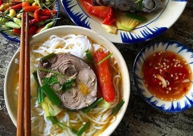 Tô bún cá ngừ nóng hổi với cá, rau thơm và nước dùng hấp dẫn