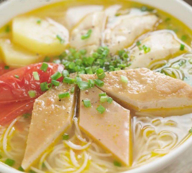 Tô bún cá Nha Trang hoàn chỉnh với chả cá, thịt cá, bún và nước dùng