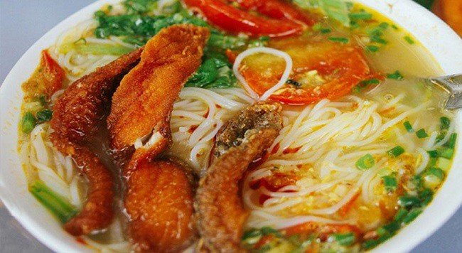 Tô bún cá rô phi với nước dùng chua ngọt, cá chiên giòn và rau sống