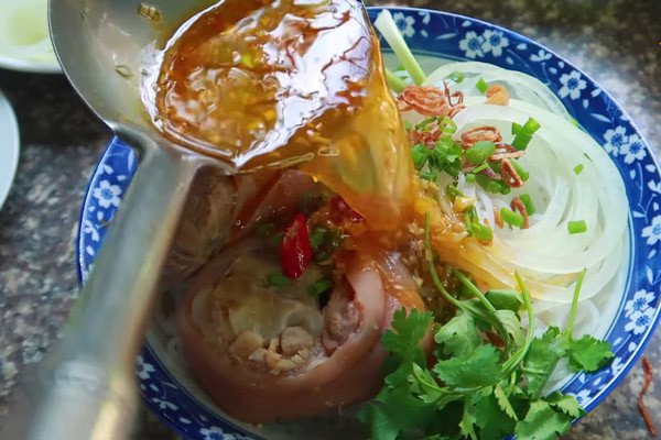 Tô bún giò heo miền Trung đã hoàn thành, chuẩn bị thưởng thức nóng hổi