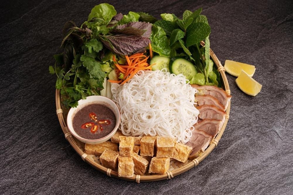 Tô bún lòng lợn đầy đặn với đa dạng các loại nội tạng và rau thơm