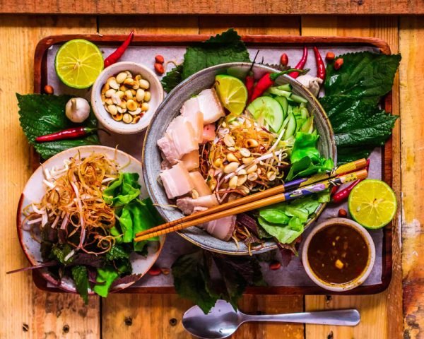 Tô bún mắm nêm đầy đặn với topping đa dạng, thể hiện tổng thể dinh dưỡng món ăn