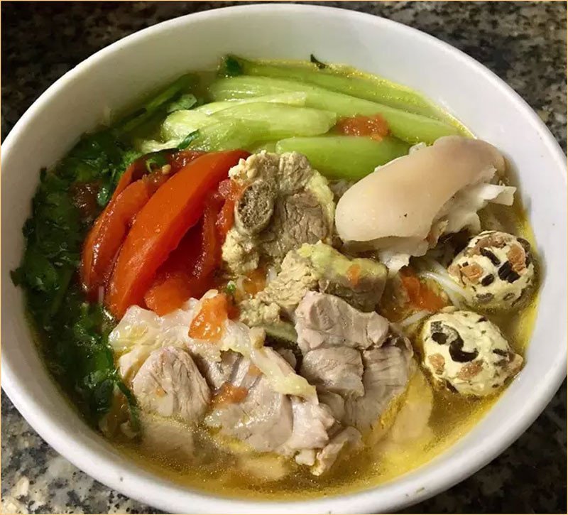 Tô bún mọc cà chua nóng hổi đã hoàn thành