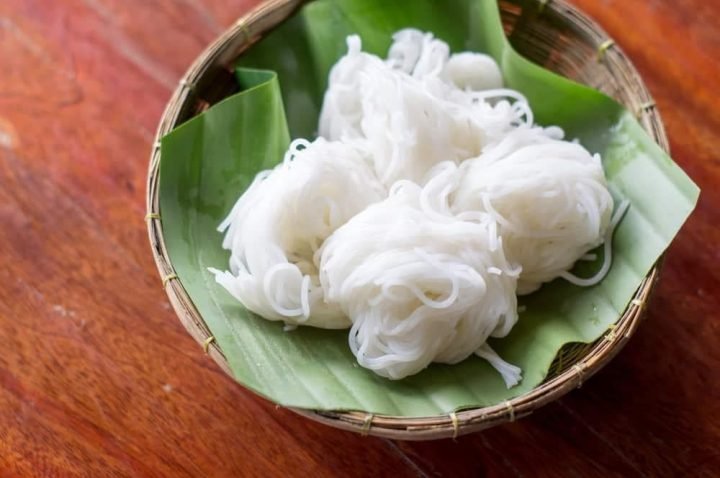 Tô bún nước thập cẩm hấp dẫn, biểu tượng cho ẩm thực đường phố