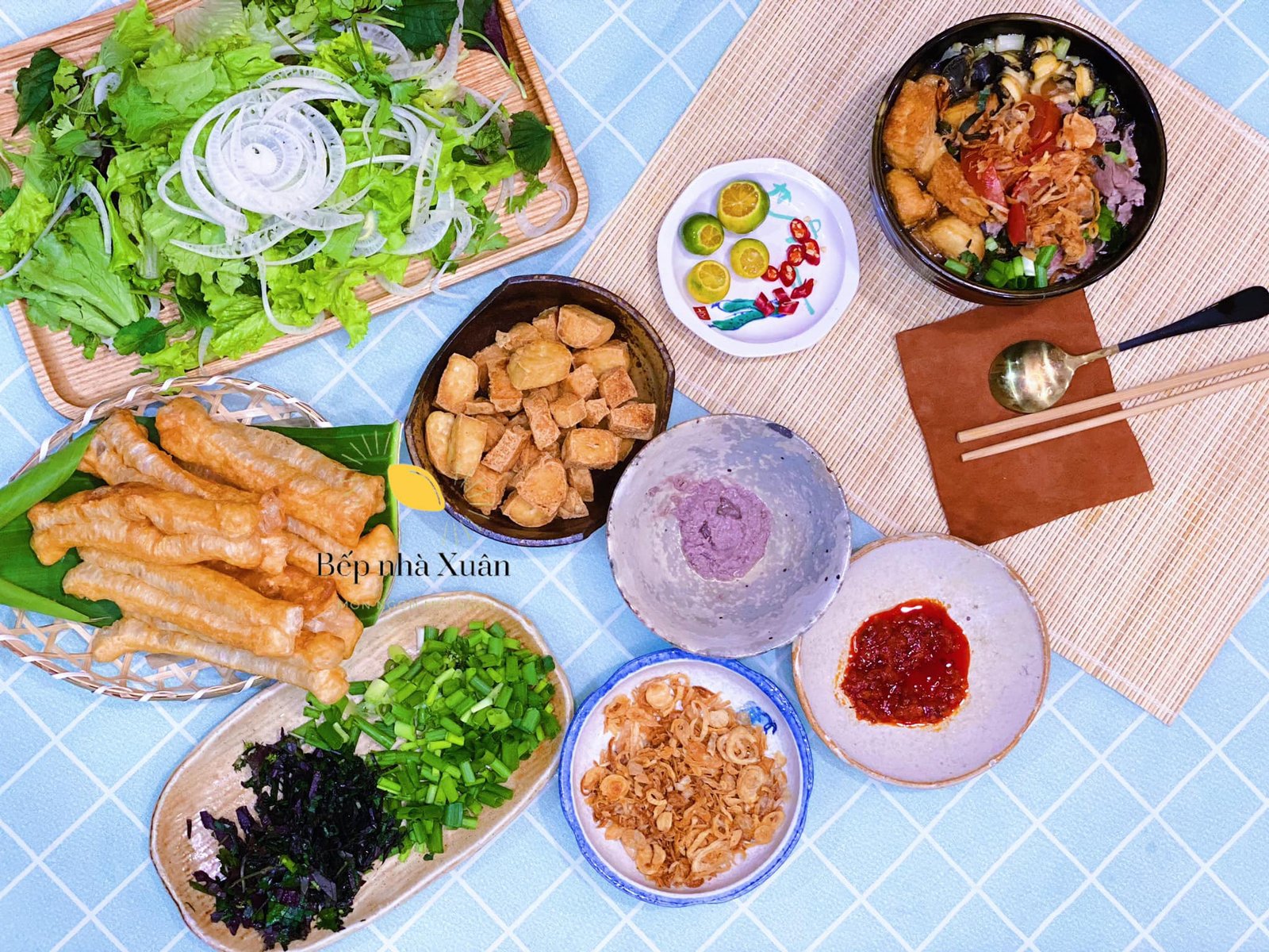 tô bún ốc Hà Nội nóng hổi, đầy đặn với ốc, đậu phụ chiên, cà chua và rau thơm xanh mướt