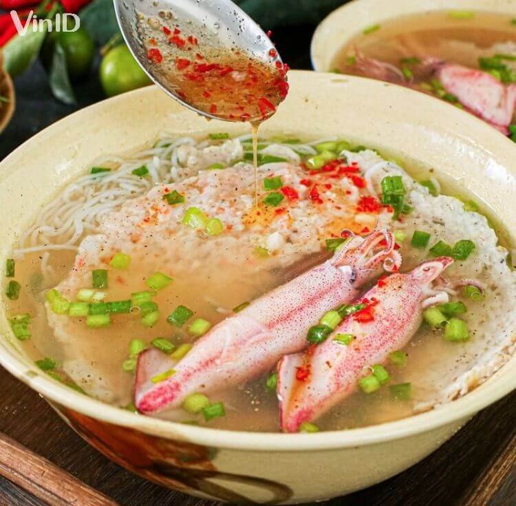 Tô bún quậy Phú Quốc hoàn chỉnh với chả tôm, chả cá và nước dùng trong veo