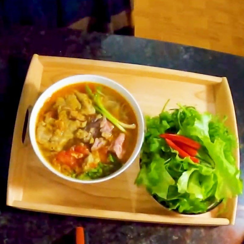 Tô bún riêu cua bắp bò thành phẩm với màu sắc bắt mắt