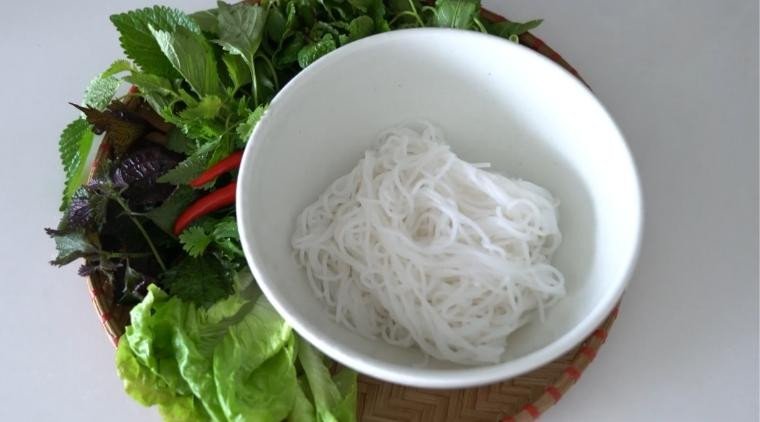 Tô bún riêu cua dấm bỗng nóng hổi, đầy đủ topping và màu sắc hấp dẫn