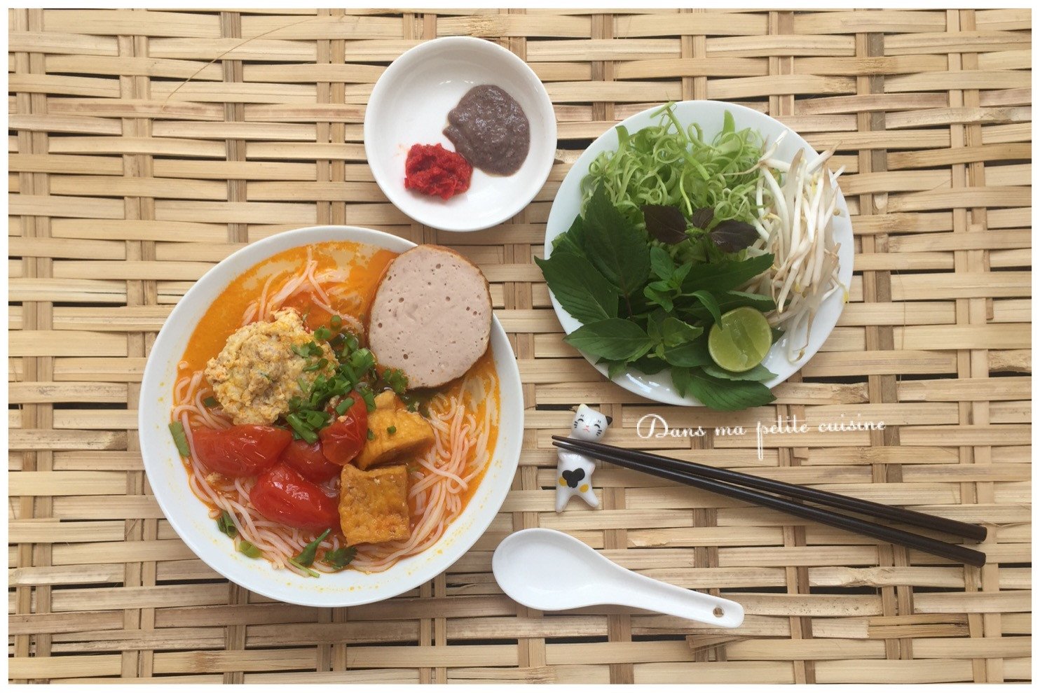 Tô bún riêu cua với trứng thịt đầy đặn, nóng hổi, với riêu tôm thịt trứng nổi bật, cà chua đỏ tươi và rau thơm xanh mướt.