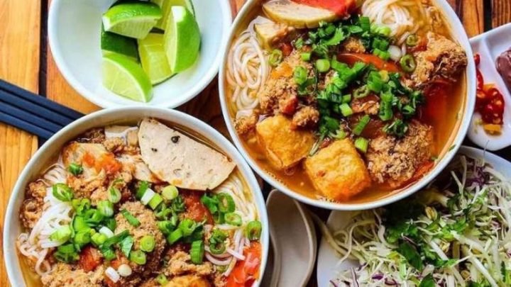 Tô bún riêu giò heo đầy đủ dinh dưỡng