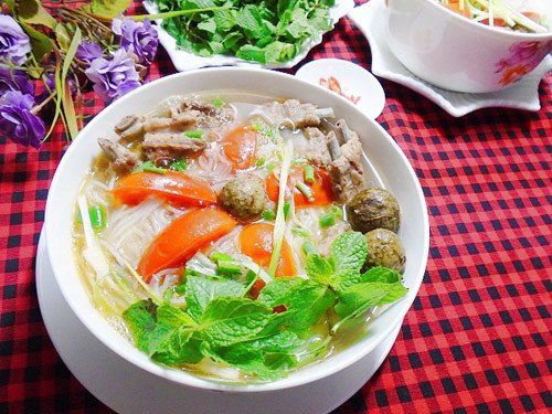 Tô bún sườn heo nấu sấu chua thanh, có cà chua và rau thơm, gợi ý cho cách nấu bún sườn heo ngon chuẩn vị