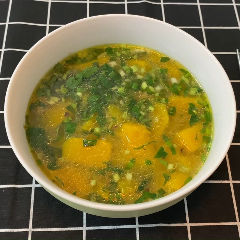 Tô canh bí đỏ không thịt đã hoàn thành, thơm ngon và hấp dẫn