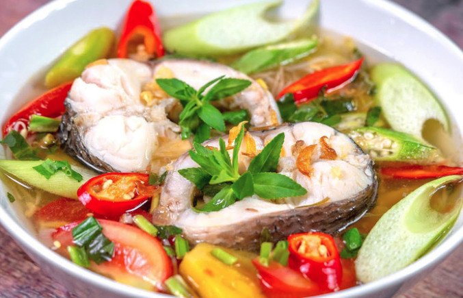 Tô canh chua cá basa nóng hổi thơm ngon