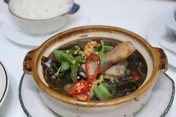 Tô canh chua lá giang gà nóng hổi, hấp dẫn