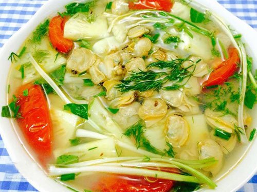 Tô canh chua ngao nấu cùng dứa, cà chua và hành lá, mang hương vị tươi mát