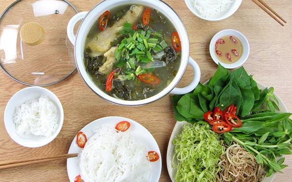 Tô canh gà lá giang nóng hổi với ớt lát và ngò rí, sẵn sàng thưởng thức