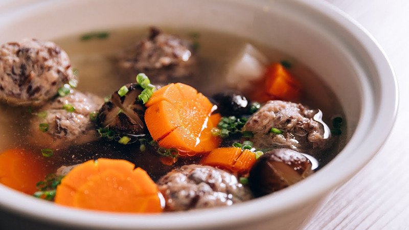 Tô canh nấm thịt băm nấu cùng mộc nhĩ nóng hổi