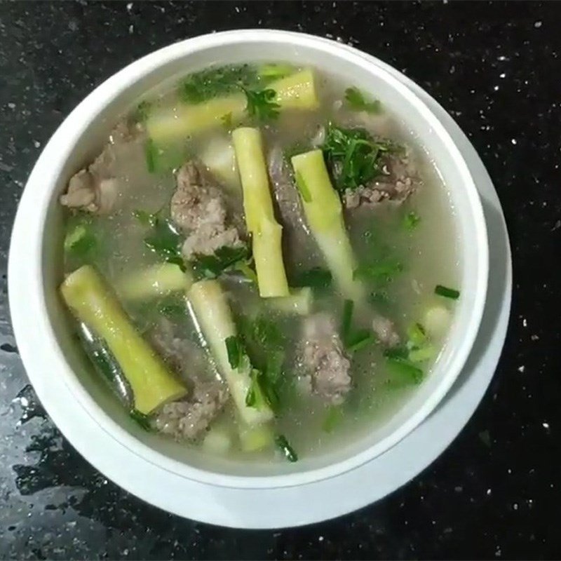 Tô canh ngó khoai nấu sườn thơm ngon nóng hổi đã hoàn thành