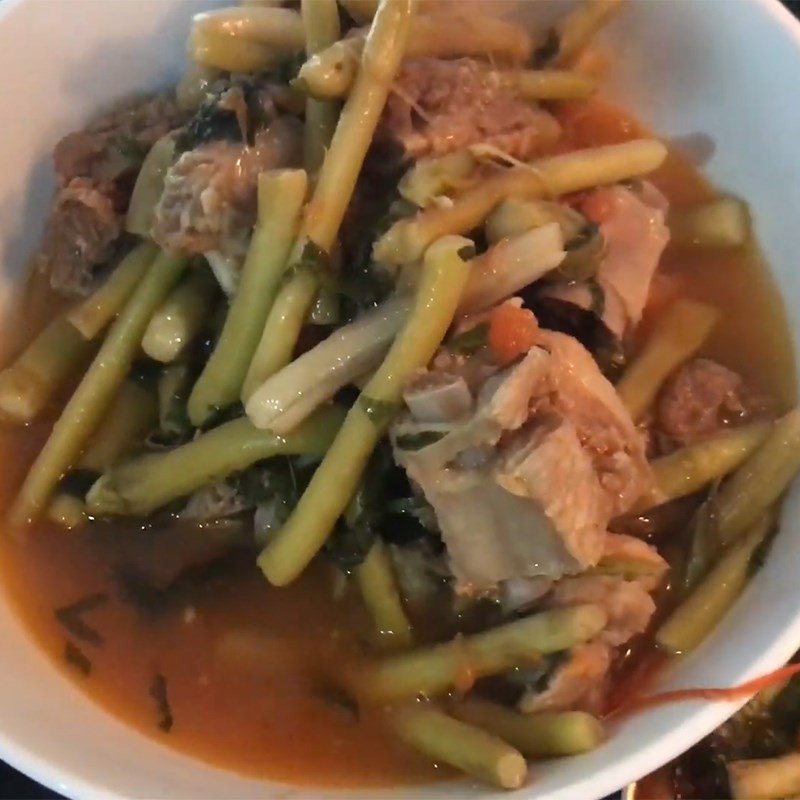 Tô canh ngó khoai sườn và cà chua với màu sắc đẹp mắt