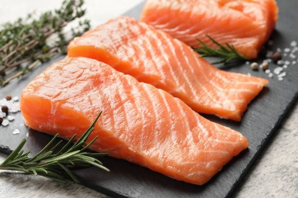 Tô cháo cá hồi và các nguyên liệu tươi ngon