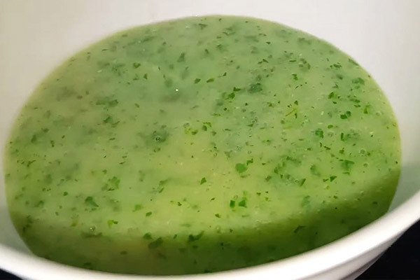 Tô cháo gà và cải ngồng bổ dưỡng, màu sắc tươi sáng, phù hợp cho bé ăn dặm