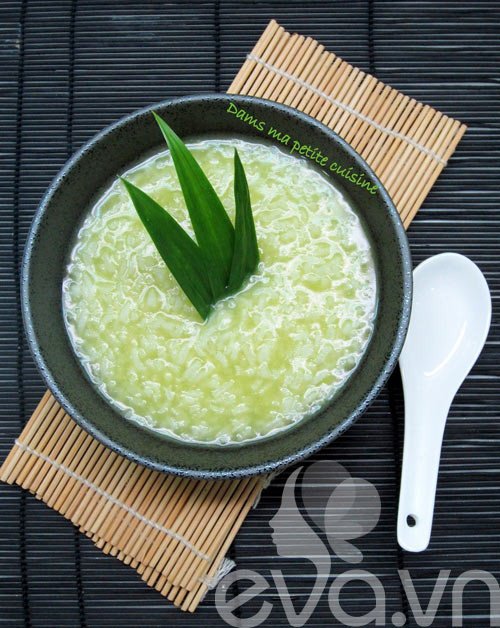 Tô cháo lá dứa nóng hổi ăn kèm trứng muối và dưa mắm, món ăn chuẩn vị