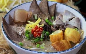 Tô cháo lòng miền Tây hoàn chỉnh, được trang trí đẹp mắt và sẵn sàng thưởng thức