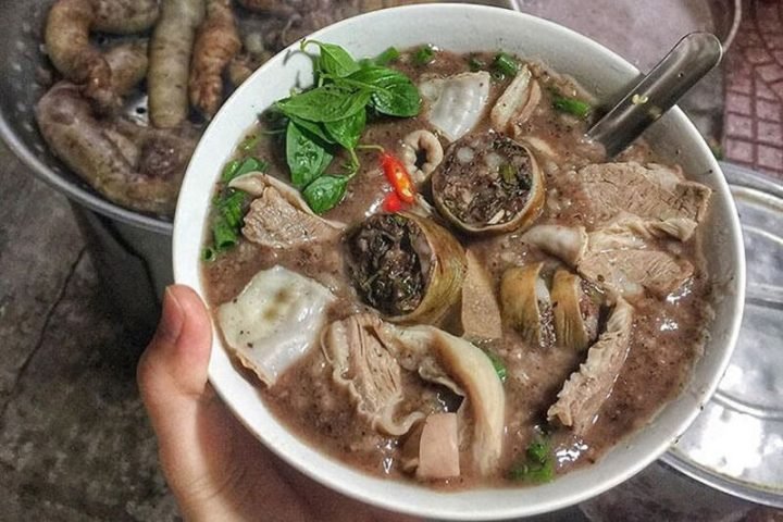 Tô cháo lòng thơm ngon hấp dẫn với nhiều loại nội tạng và hành ngò