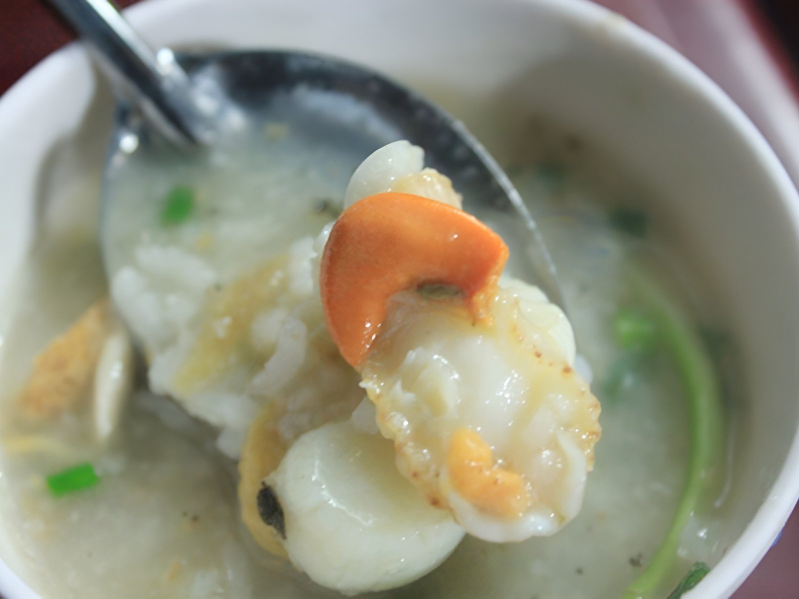 Tô cháo sò điệp nóng hổi thơm ngon bổ dưỡng sau khi nấu