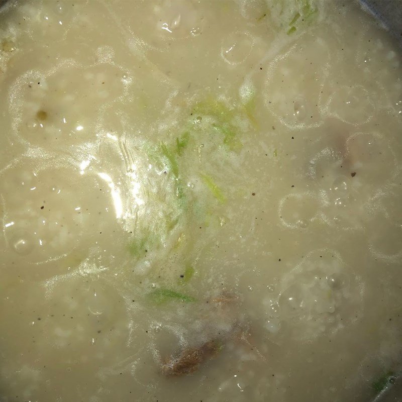 tô cháo xương heo thành phẩm thơm ngon với hành lá và tiêu