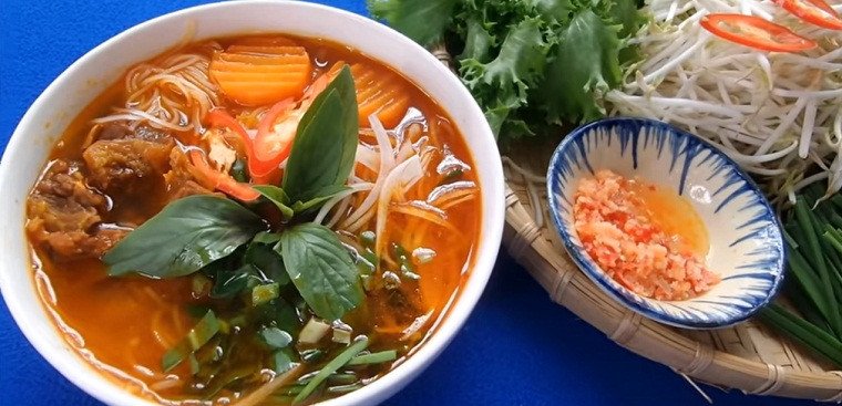 Tô hủ tiếu bò kho nóng hổi, thơm lừng với thịt bò mềm và rau sống tươi
