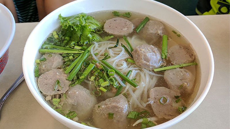 Tô hủ tiếu bò viên nóng hổi, hấp dẫn và đơn giản