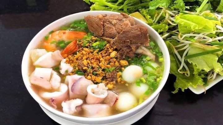 Tô hủ tiếu đầy đủ dinh dưỡng với thịt, tôm, rau sống