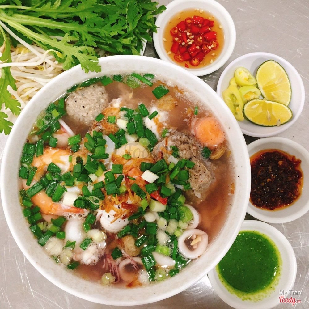 Tô hủ tiếu gõ đơn giản nhưng đậm đà hương vị đường phố Sài Gòn