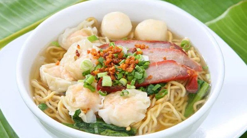 Tô hủ tiếu mì hấp dẫn với sợi mì và hủ tiếu xen kẽ