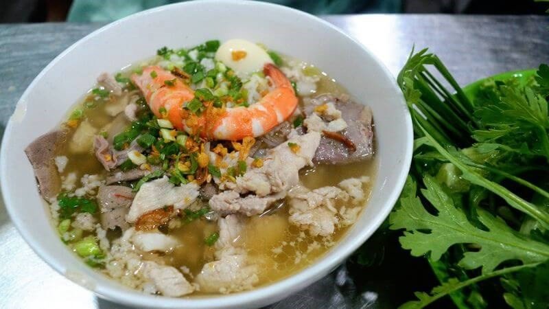 Tô hủ tiếu Nam Vang với topping phong phú, cho thấy lượng calo tiềm năng trong mỗi khẩu phần.
