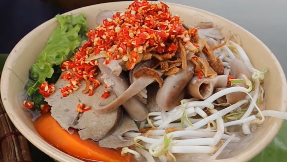 Tô hủ tiếu trộn phong phú, sợi dai cùng topping thịt, hải sản và rau