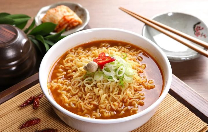 Tô mì cay bò Mỹ hấp dẫn với nước dùng đỏ rực, rau xanh và thịt bò thái lát, thể hiện lượng calo cần chú ý