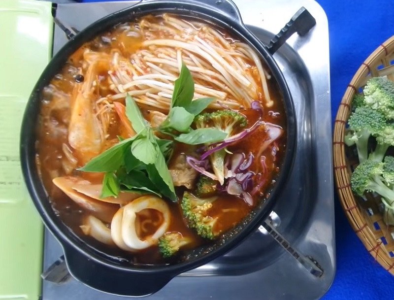 Tô mì cay hải sản hấp dẫn đã hoàn thành không cần kim chi