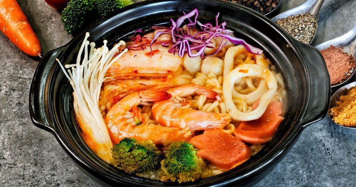 Tô mì cay Hàn Quốc nóng hổi đầy màu sắc với đa dạng topping hấp dẫn